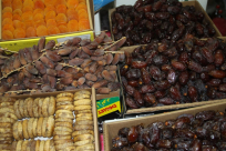 بالصور: محلات الزهراء في يافا تستعد لاستقبال شهر رمضان بأجود أنواع التمور والفواكه المجففة